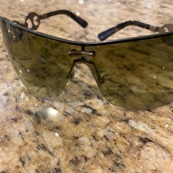 Gucci Wrap Around Shield Blade Sunglasses - Picture 4 of 10